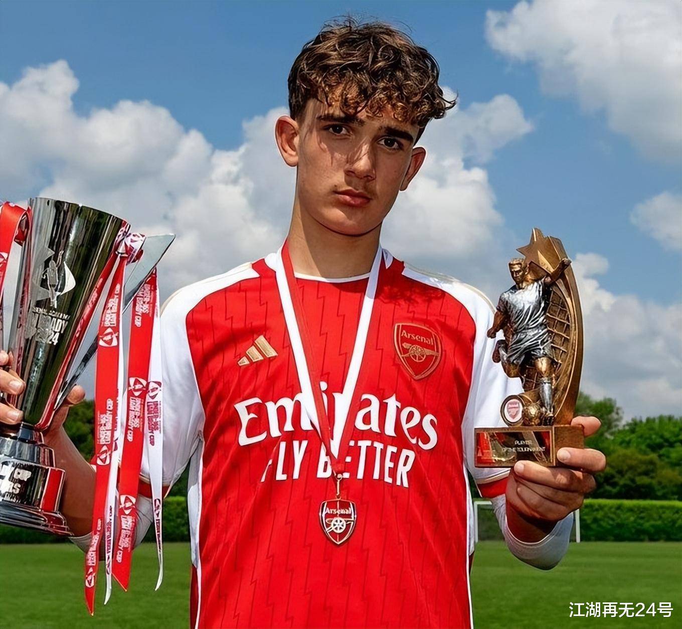  阿森纳训练开放日，赛后队长鼓劲引欢呼，欧冠在即，资深球员宣示担当